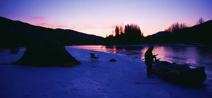 10' x 10' BOMSHELTER along an open river WINTER at -23F - ALASKA RAFT CONNECTION